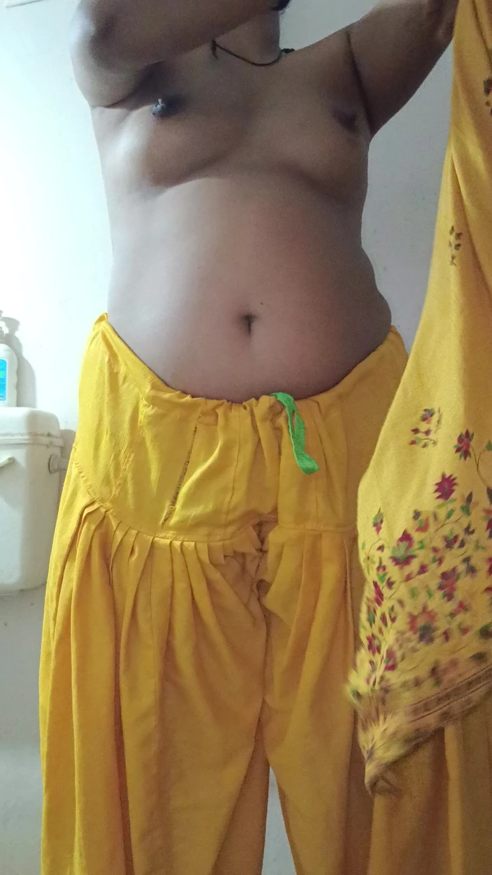 Poojakabir: Pooja Bhabhi Pee Show