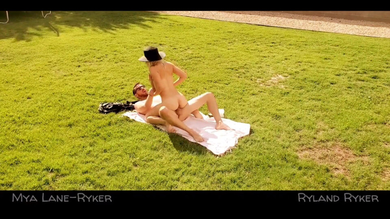 Mya Lane: Sex în curtea din spate, Sper că Nieghbors nu vedea!
