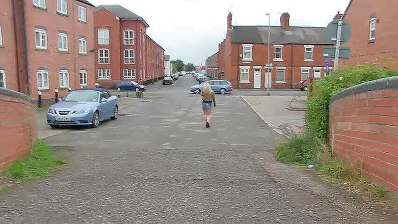 Toy Sluts: Блондинка красуня мастурбує в машині і писяє на відкритому повітрі