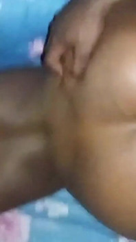 Pantat bahenol cewek kulit hitam ini dientot habis-habisan sama kontol besar pria kulit hitam sampai mengerang keenakan