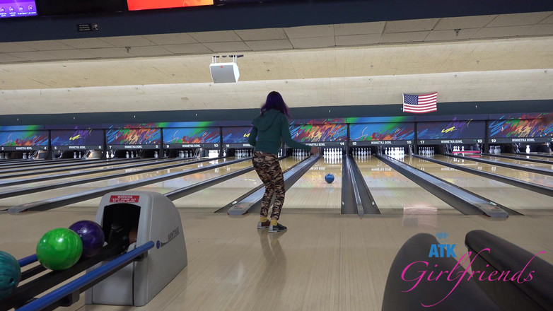 ATK Girlfriends: Bowlingdatum med Lily Adams