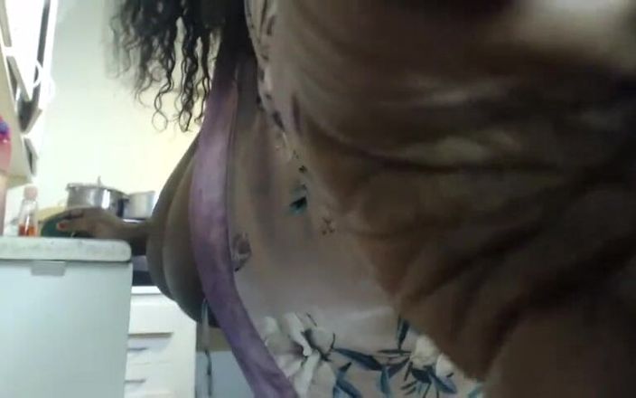 Legendary Booty Overdose: Une MILF BBW noire taquine et gémit en faisant rebondir...