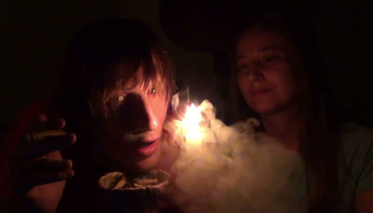 Sensual Lotuses: Un couple fume à côté d’une bougie