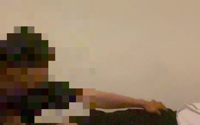 Quan Vietnam 18: Tânără studentă asiatică twink, de doar 18 ani, îl ajută pe bătrânul...
