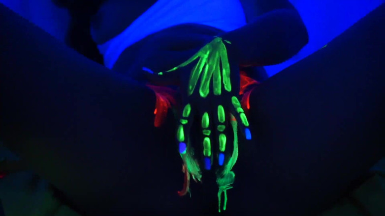 Cipriani: Playing with neon paint, this sexy Colombian masturbates until she...