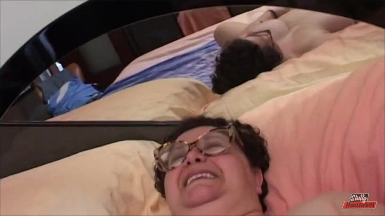 Vere Casalinghe Italia.: Horny old woman masturbates at home with a dildo