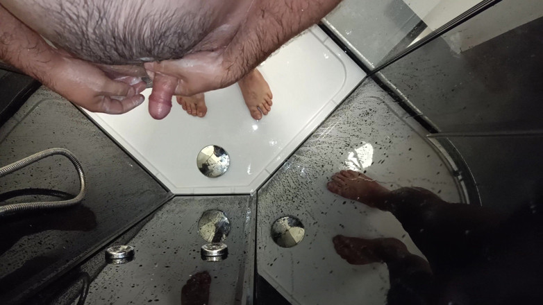 Uhri: Hotel shower hairy guy