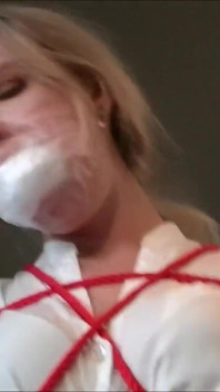 Kinky slet: ik vind het heerlijk als je me kokhalst met het vervelende slipje van je dikke vrouw!