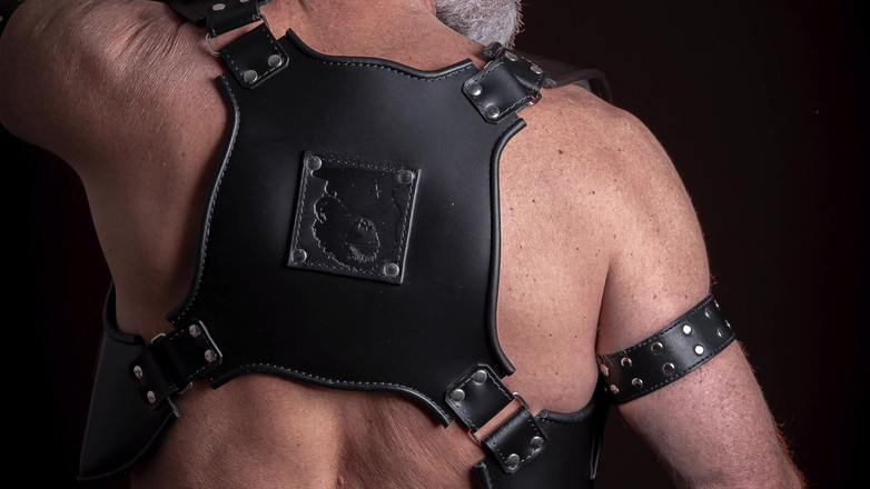 MusclesCigarsFFPig: 皮衣继父点亮一个大戒指