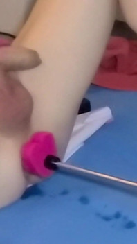 Gran polla pelirroja crossdresser Lucy, consolador anal divertido en la máquina de follar