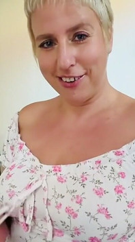 Instrukce k honění na gauči: Německá MILF přebírá kontrolu nad tvým penisem