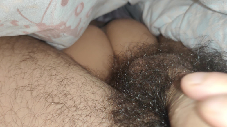 MartyBrady: Cowok kembar ini lagi asik muasin ayah tirinya pakai mainan...