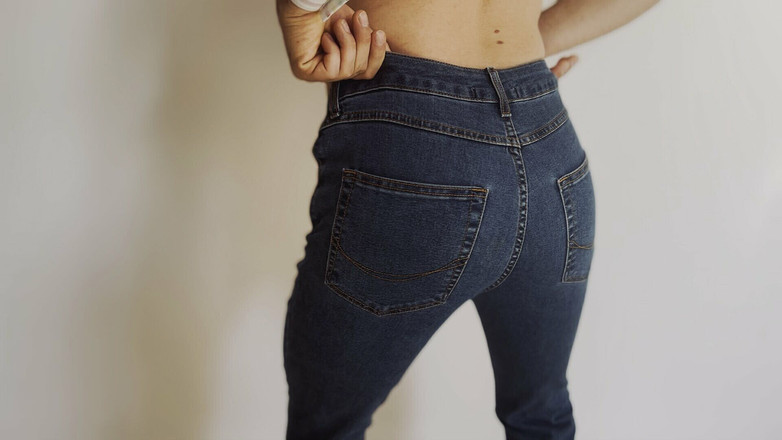 Apomit: Remaja laki-laki seksi menari dan memotong celana sampai telanjang penuh