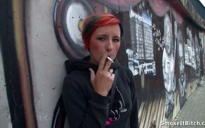 Smoke it bitch: Kim - street smoke
