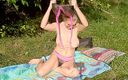 Ms. Jenny: Rubia madura loca en picnic desnudo