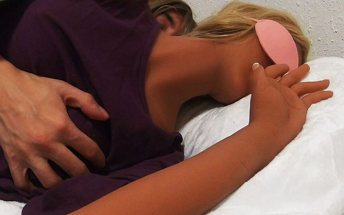 Ane Get Horny: सिलिकॉन सेक्स डॉल के साथ वीर्य रगड़ना