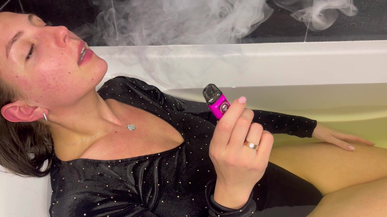 Hottie goddess: Нескінченне чхання поміщається в похмурому димі