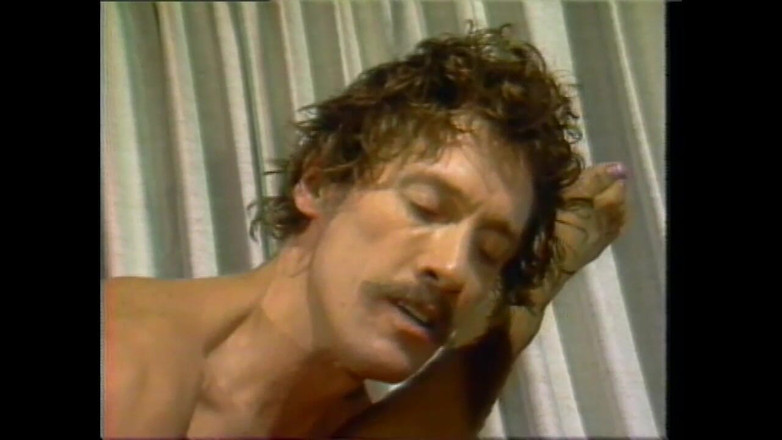 Vintage megastore: Chinezoaica excitată iubește pula de vest