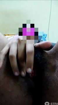 Ela se diverte com dedilhado, gritando e gemendo