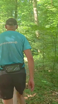 ¡Me voy al bosque para ser follada por caminantes!