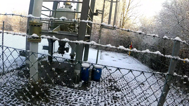 Bouncy Tits Action: Icy Titslapping Roadside