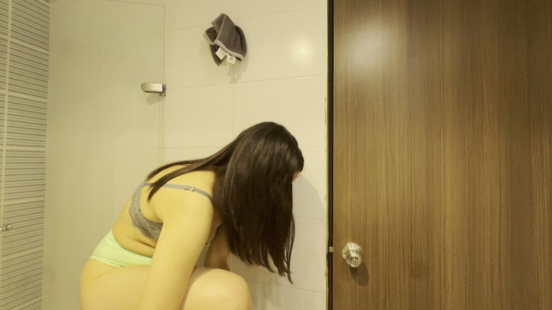 scarlettandc: Je me masturbe dans la salle de bain de ma...