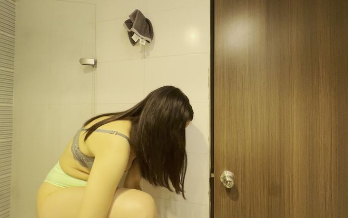 scarlettandc: Me masturbo en el baño de mi vecina sin que...