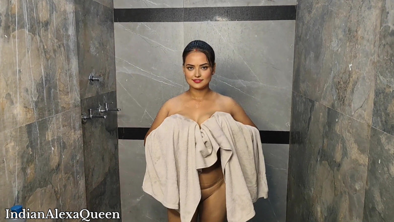 IndianAlexaQueen: Banyodan geldim ve üvey erkek kardeşim beni çıplak izlerken giyinmeye başladım ve...