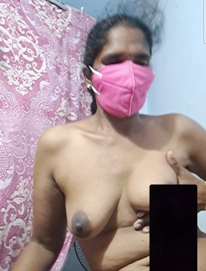 Jayaselvi: Coimbatore Tante videoanruf-service komplett nackt