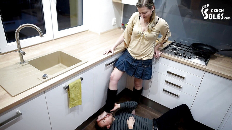 Czech Soles - foot fetish content: 人妻在做饭时对脚的性感崇拜