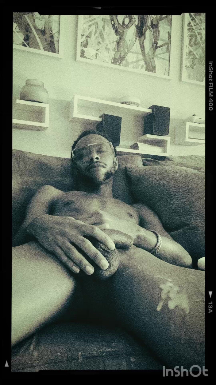 Prince-Cream: Pangeran lagi asik mainin kontolnya sampai dicrot di dalam banyak...