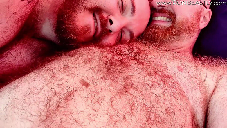 RonBeastlyFTM: Транс-ведмідь розтягує свою пизду сексуальним дитинчам
