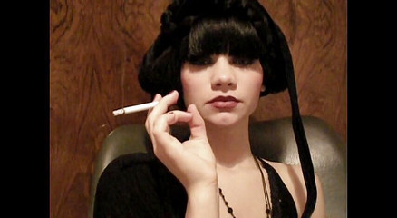 Femdom Austria: Bellezza affascinante che fuma una sigaretta