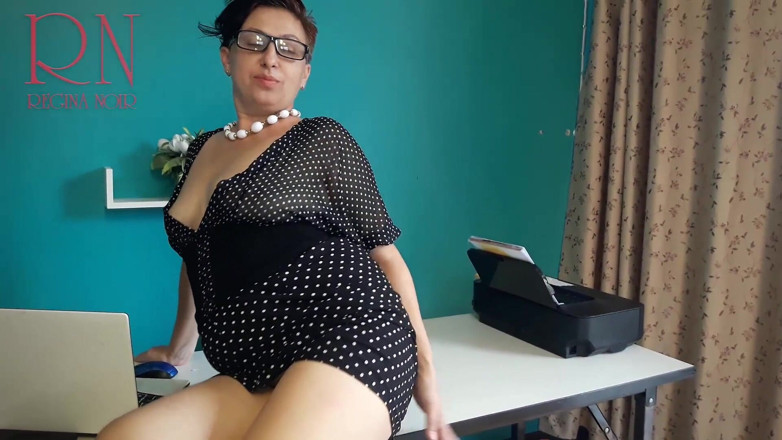 Regina Noir: Slutty secretary without panties tries on pantyhose at the workplace