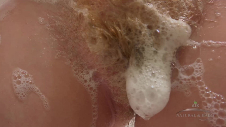 ATK Hairy: O prindem pe Tegan făcând un duș în acest clip sexy.