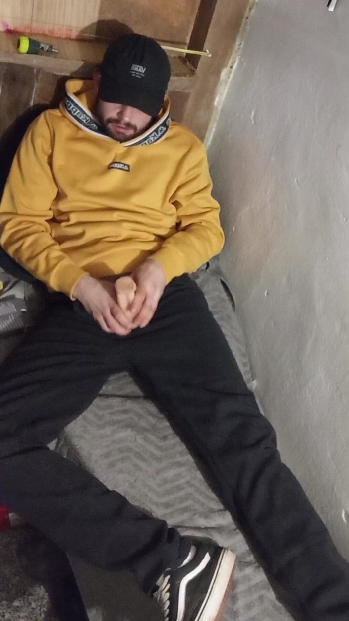 jerkofflover: Masturbarea în cabină în pat