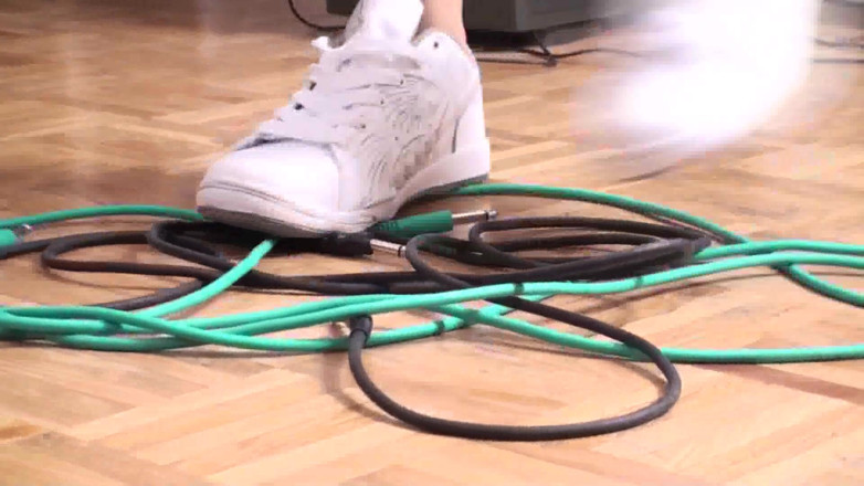 Foot Girls: Crushing cables is always fun