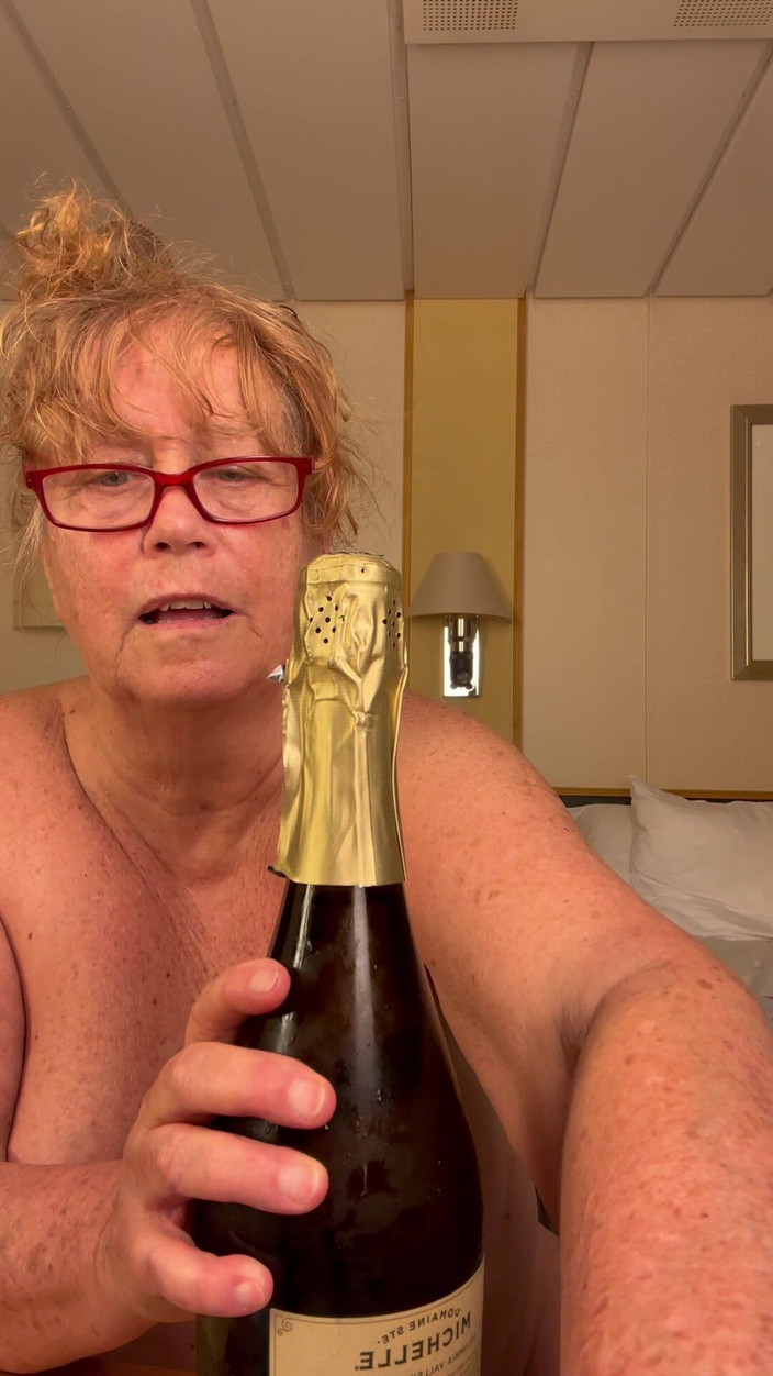 Big Ass 4 U: 내 수영복을 벗고 환호