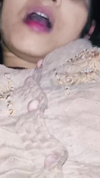 Detailní tvrdé šukání desi indické vesnické holky Janvibhabhi