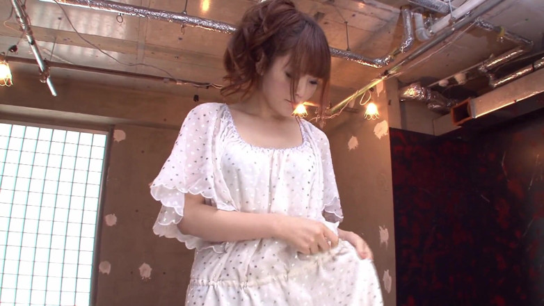Japanese Cheats: Une salope aime les vibromasseurs dans la chatte puis se...