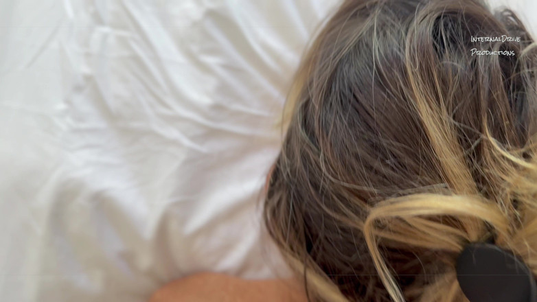 InternalDrive: うつ伏せのアナル崇拝、大きなペニスが彼女のセクシーなお尻に埋まっている。パート2