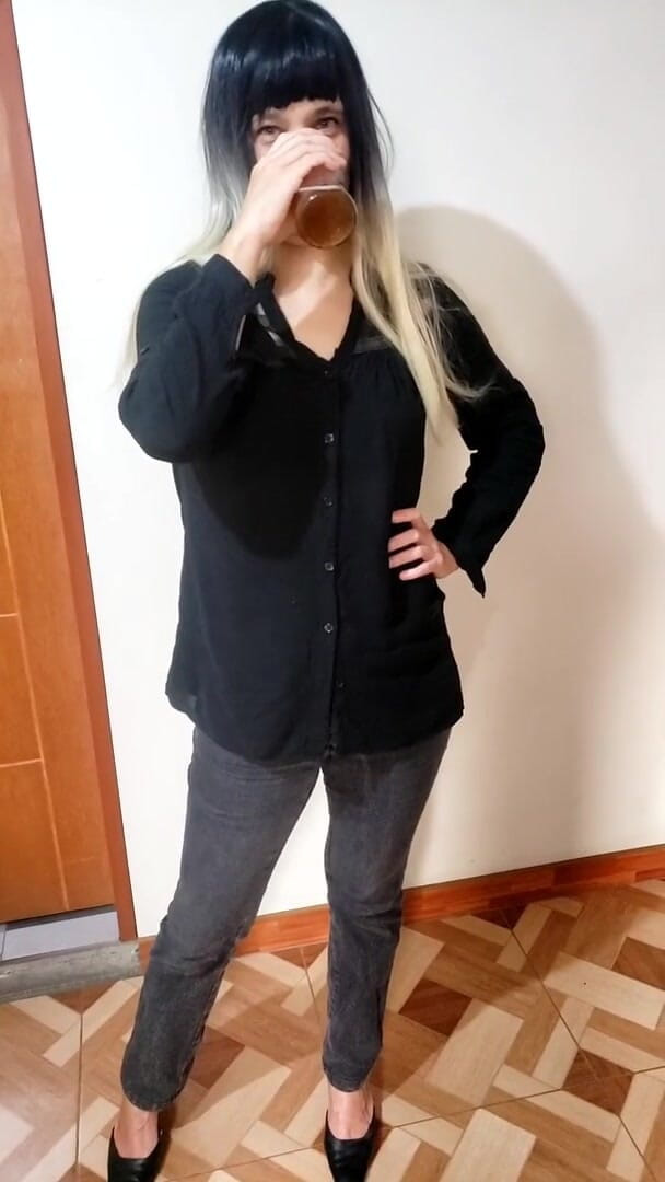 Agnes Swallow: Deze teef plast en plast ook op zijn hondjes