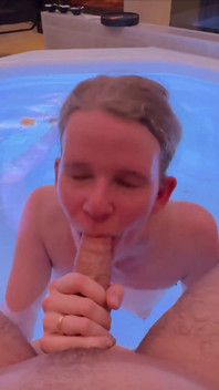 Blonďatá Teenagerka Kouří V Víru! Nadržená TVář Pro Couru!