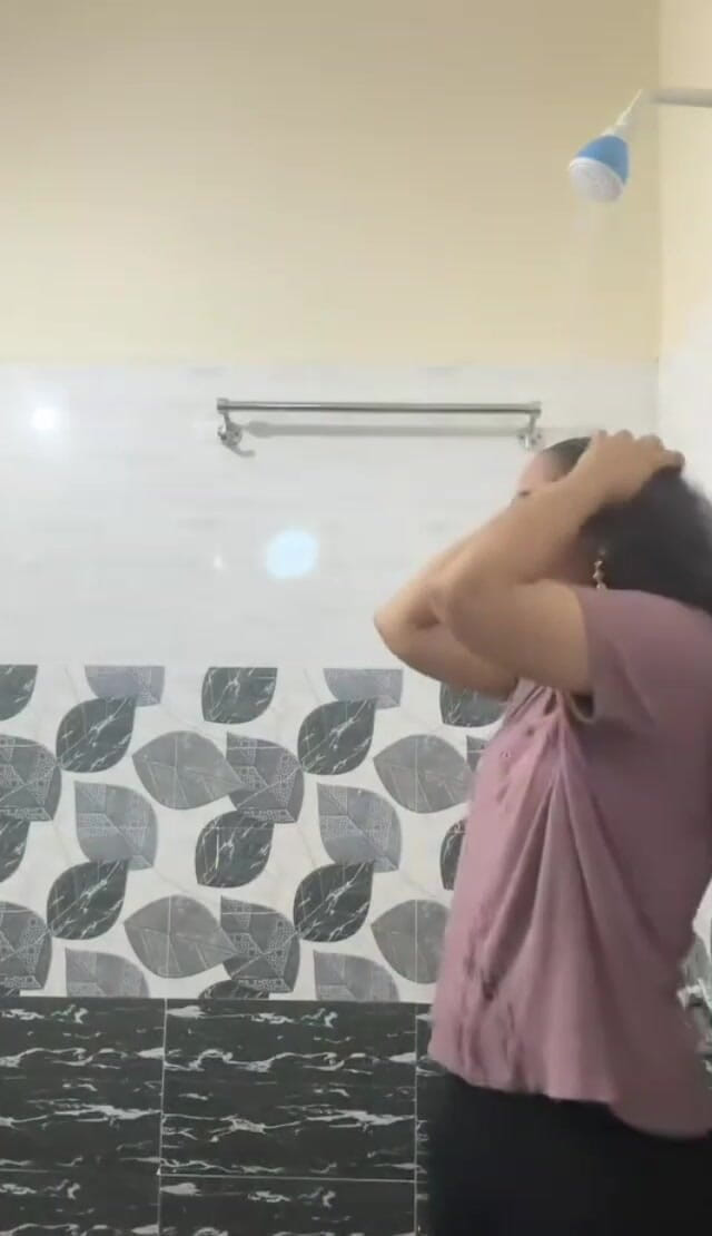 Sapnashah007: Partea 3. Fată desi - dragoste cu iubitul ei în baie