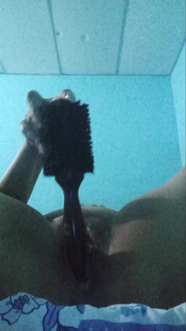 Lobicam: Přicházím v Tryskání, masturbuji kartáčem na vlasy