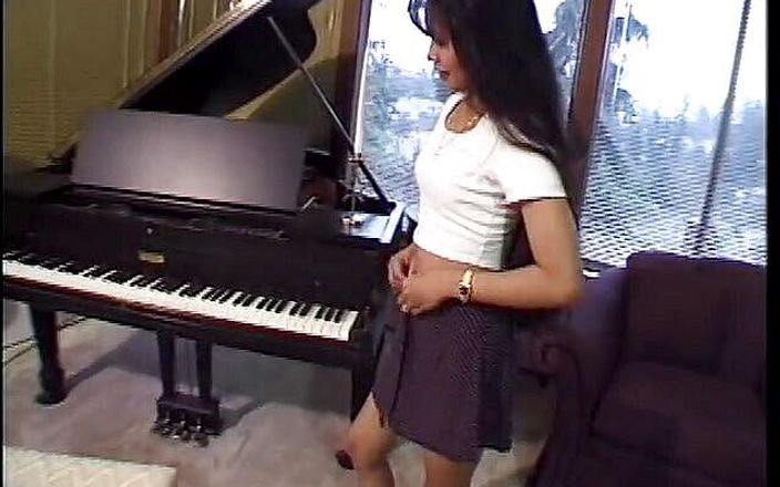 Big in Asia: La sexy Lynn lamida en el coño por un piano