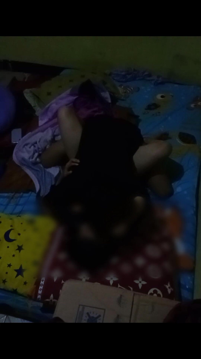 Famly sex: 그녀의 처녀 보지를 즐기지만 나는 그것을 계속했다.