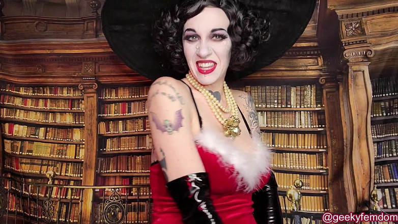 Geeky Femdom: Lady Dimitrescu vakantiecadeau