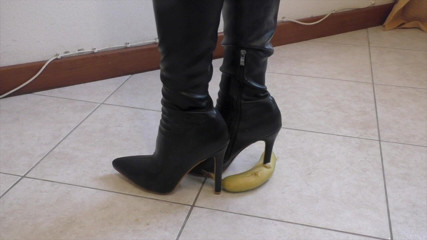 Mature_cunt: Batendo banana com botas de salto alto