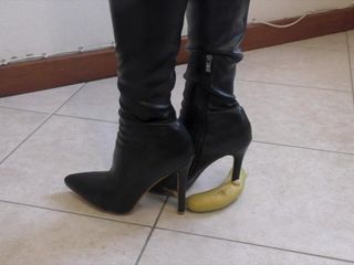 Mature cunt: Crashing banana with high heels boots